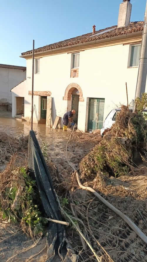 Detriti lasciati dall’alluvione a Senigallia