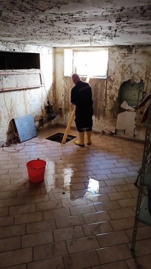 Pulizia scantinato da alluvione