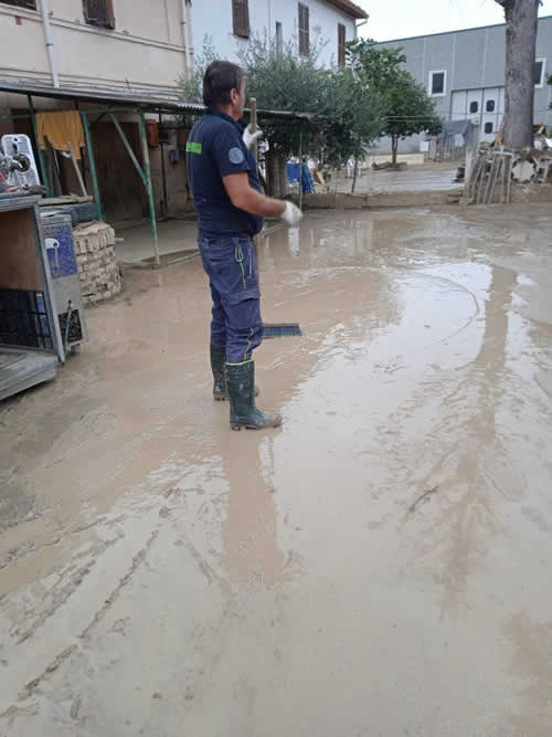 Pulizia piazzale con acqua alluvione