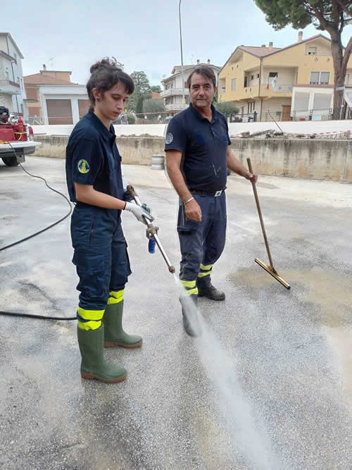 Volontari in intervento per alluvione