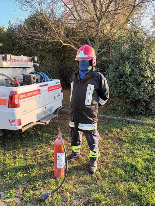 Volontario con estintore per esercitazione antincendio
