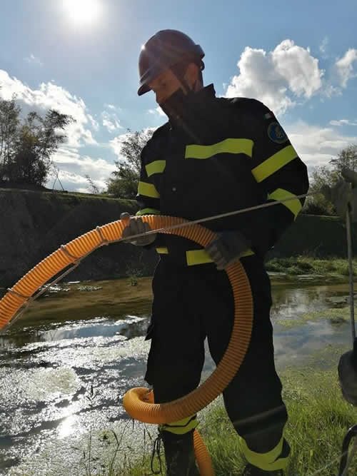 Volontario con motopompa